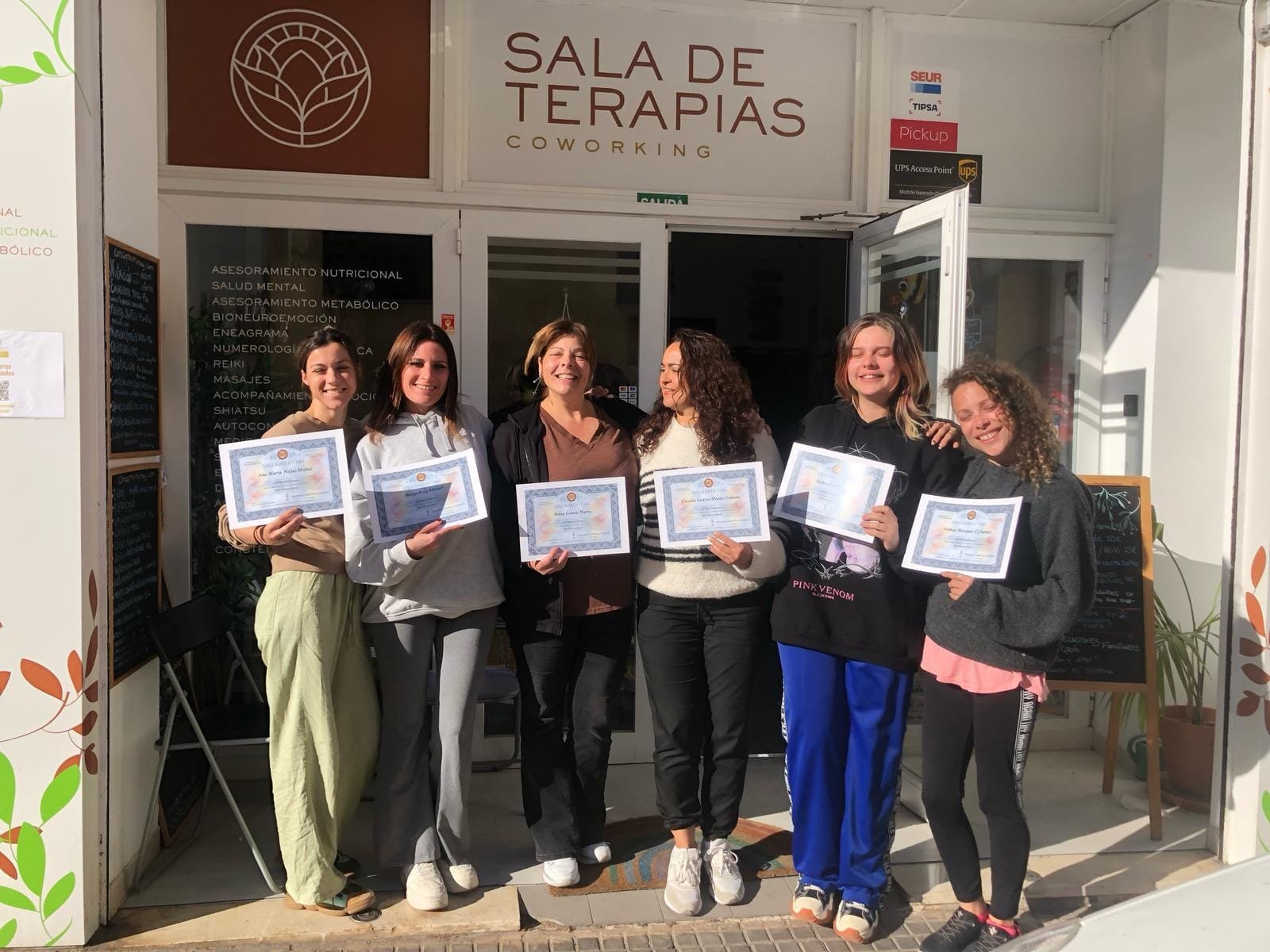 Grupo de alumnas de Reiki en la sala de formación de Palma de Mallorca