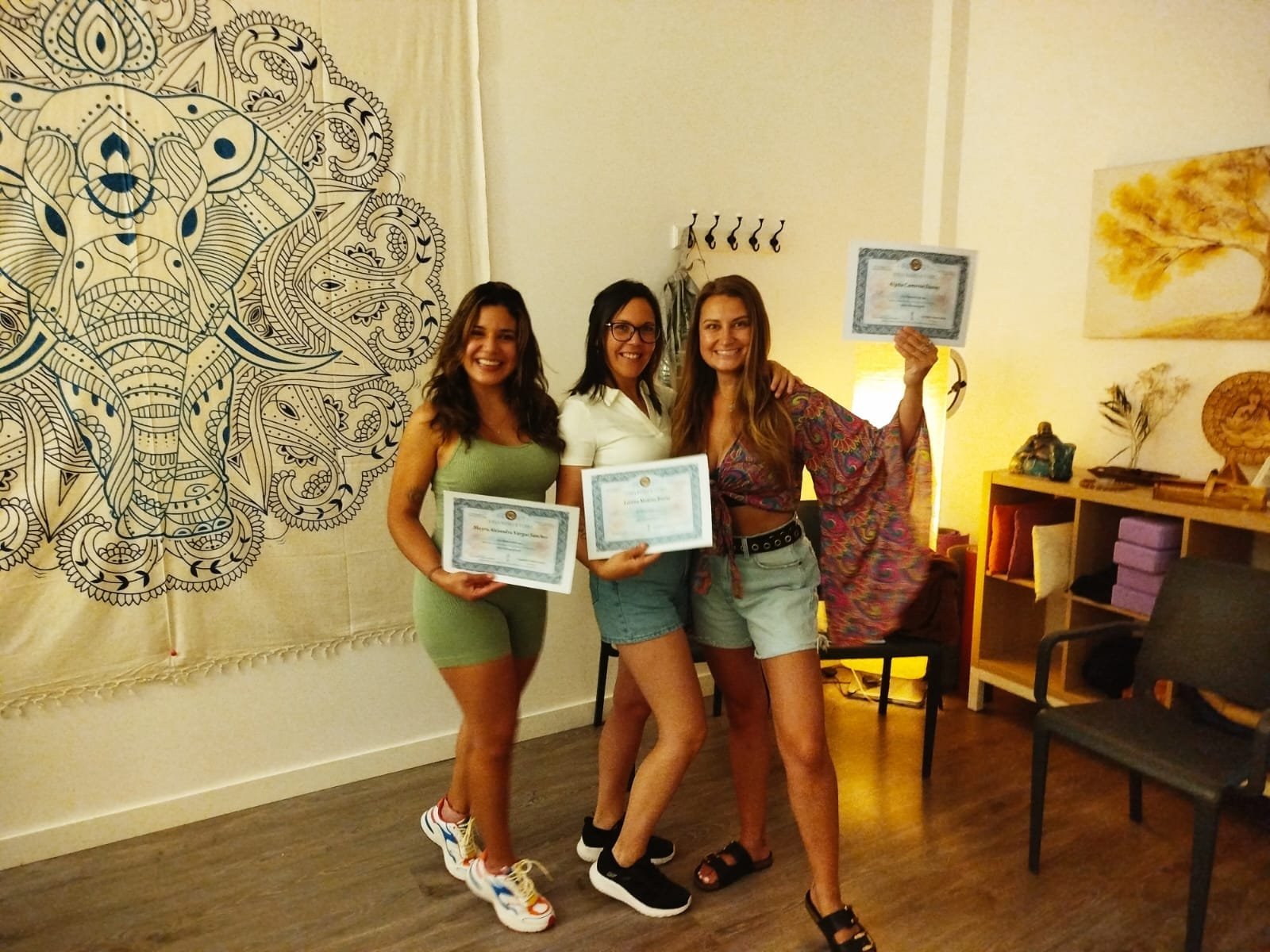 Alumnas de Reiki con su título tras la formación con Geanina Cristina Catrina