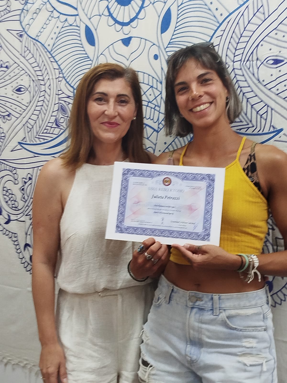 Geanina Cristina Catrina con una alumna tras su formación de Reiki